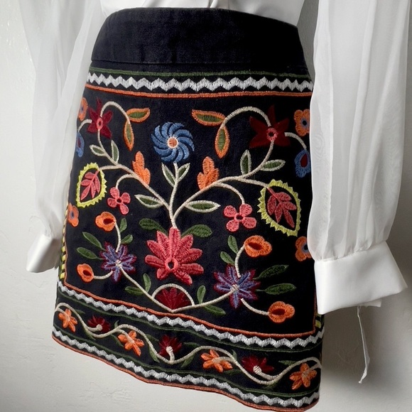 Ally Colorful Embroidered Floral Black Mini Skirt Size 8 - Picture 4 of 7